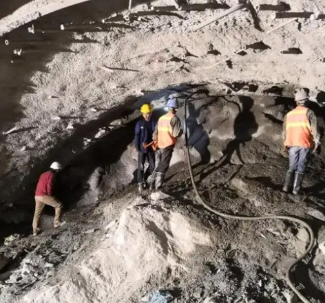 新城拱顶带模注浆料的施工流程及注意事项